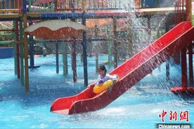 冲浪狂欢 重庆民众夏季水中享清凉图片