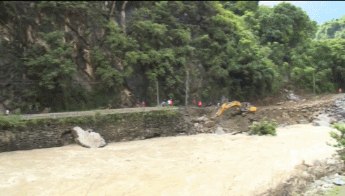重庆巫溪降雨暂停 当地全力抢修水毁国道图片