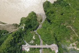 大雨来袭！两位老兵徒步走进深山里图片