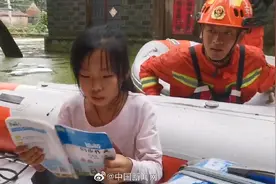 被救援小女孩救生艇上不忘读书图片