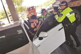 女车主车内昏迷 铁骑紧急救助 交警：突发情况及时向专业人士求助图片