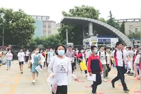 中考结束铃声响起图片