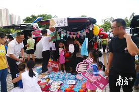 “小小CEO”摆地摊，首期汽车后尾箱亲子集市在龙岗举办图片