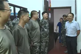 黄育文慰问民兵防汛抗洪连图片
