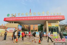 湖北宜昌中考开考 老师穿旗袍为“后浪”鼓劲图片