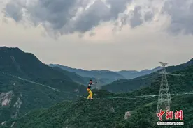 广东清远500米高空上演“空中漫步”图片