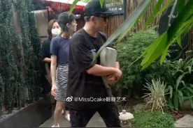 郑恺回应火锅店涉抄袭后被偶遇 和孕妻苗苗出街图片