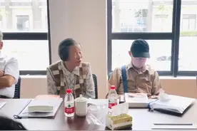 泗泾这位80岁老人说，她18岁时单骑7天7夜返回新疆驻地，期间两次遭遇狼群……图片