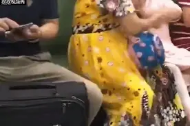 上海地铁内一女童不肯戴口罩，亲奶奶连扇多个耳光！网友：这也太狠了图片