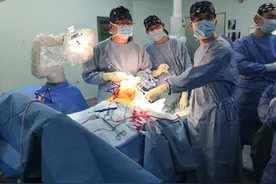 首台国产骨科手术机器人登场，在沪完成全膝关节置换术图片