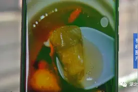 恶心！餐厅里竟然吃出创可贴！女子要求赔两万，商家：承担不了图片