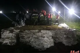 湖南华容现堤防漏洞险情 武警岳阳支队官兵星夜奋战固堤防图片