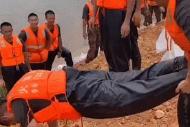 抗洪战士倒裤腿泥水：像打开了水龙头图片