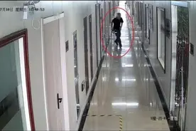 杭州一年轻姑娘惊慌跑出厕所：“快！帮我看监控，有人偷拍！”图片