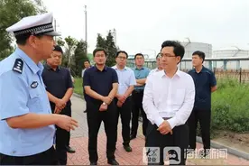 陈必昌检查危化品运输车辆和专用停车场安全管理工作图片