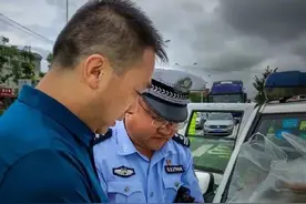 泥巴弄脏了警服，却让我看到了最干净的你图片