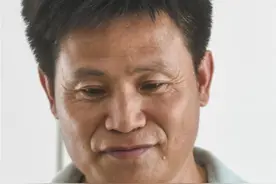 河北武邑：鹦鹉养殖带动贫困户走上致富路图片