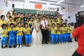 衡水老师穿婚纱与学生拍毕业照：见证彼此的青春