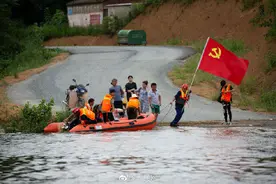 辛苦啦！中考生的摆渡人图片