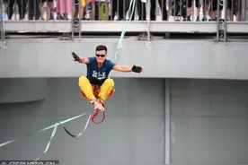 广东清远：500米高空走扁带图片