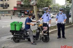 好危险！年轻妈妈骑“电马儿”载着娃娃逆行，被交警拦下图片