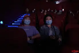 情侣看电影也要分开坐？成都部分电影院可以“坐一起”｜影院复工直击图片
