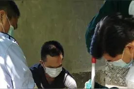 惊！巨蟒窜入鸡舍吃鸡，赶紧报警……图片