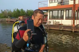 男子手机掉进江中，竟找来潜水员打捞……需要多钱？图片