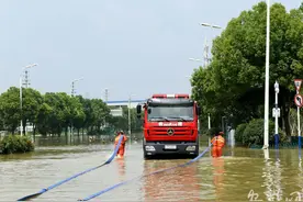 合肥云谷路与蓬莱路道路积水严重 消防紧急排水图片