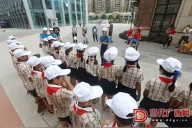 南宁：小学生暑期争当文明宣传员图片