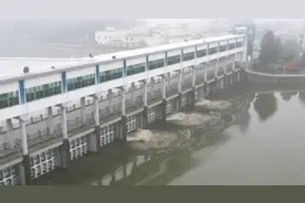 安徽王家坝13年来首次开闸泄洪，2000余人连夜转移图片