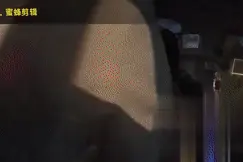 什么操作？男子驾车遇交警，竟用拳头不停捶打自己......图片