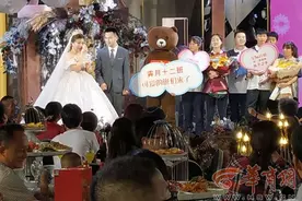 结束中考最后一门 西安40多位考生赶到婚礼现场给班主任送祝福图片