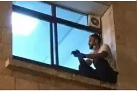 写着都哭了……巴勒斯坦青年每晚爬窗探望感染新冠的母亲，最终在窗外看着她离世图片