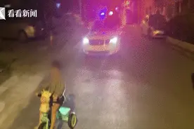 3岁萌娃深夜醒来独自骑三轮上街 民警一路“护送”图片
