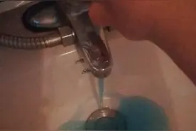 小区住户打开水龙头，竟然流出蓝色的自来水，还有香味图片