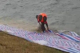 战士雨天涉水给堤坝“穿”防水布：4小时铺完3公里视频封面