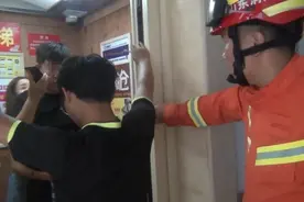 32秒｜临沂兰陵一小区电梯突发故障两人被困 消防快速救援