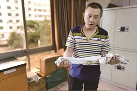 玻璃划破女生脚掌血流不止，过路民警脱衣做成绷带包扎，赤膊哥不顾私车泡水洪流中救人图片