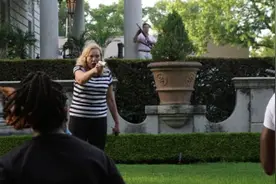 争议升级！持枪对准示威者、守豪宅的美国白人夫妇被控重罪，州总检察长表态反对图片