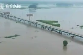 安徽：淮河第一闸“王家坝”泄洪 13孔依次开启图片