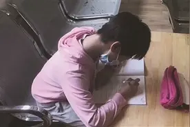 脑瘫少女治疗间隙抓紧学习：你努力学习的样子真美图片