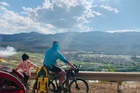 90后奶爸带4岁女儿骑行西藏！爸爸带娃，好处超乎想象图片