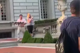 争议升级！持枪对准示威者、守豪宅的美国白人夫妇被控重罪，州总检察长表态反对图片