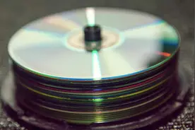《纸牌屋》《哈利波特》等7000余张光碟都是自制盗版，音像店老板被批捕图片