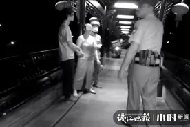 且慢！杭州闹市，大姐路遇陌生小伙，说金银首饰和手机送给你，我要走了……图片