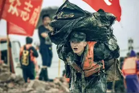 57张抗洪图，没有一个标题能承载勇士的付出图片