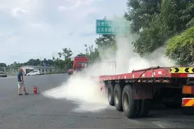 高速收费站附近突然发生巨响，一辆半挂车起火，值班员化身“及时雨”救援图片