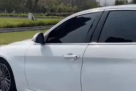 夏天，上车第一件事就是…图片