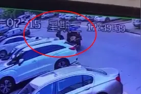 90后快递小哥为陌生女孩挡刀，缝了二三十针：她就在身后，我不能退图片
